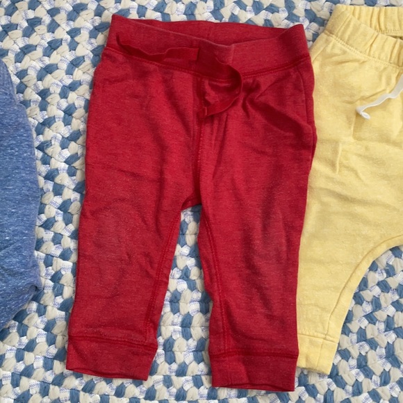 3x Old Navy pants in 6-12mo - Picture 3 of 7